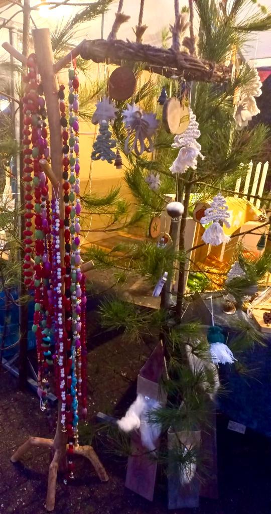 Kerstmarktkraam van Stella Maris op Toernee